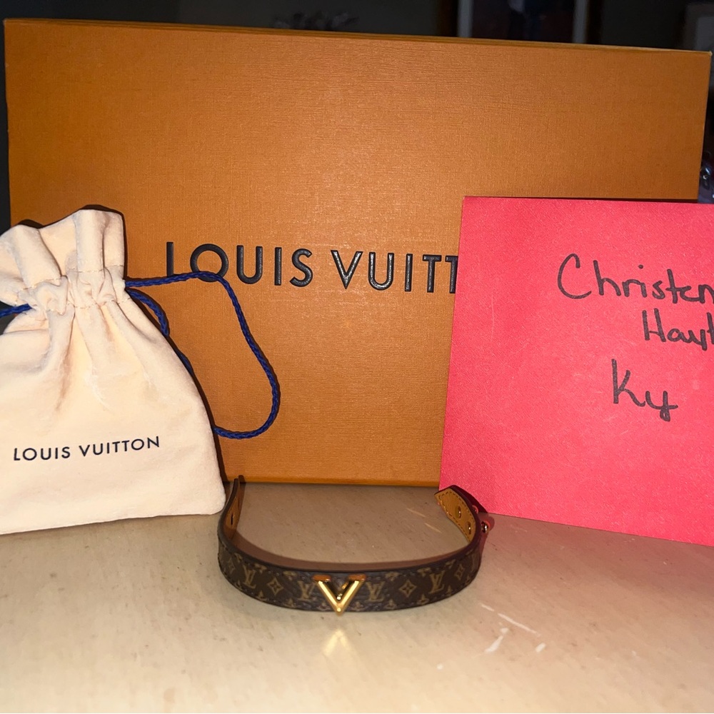 LV Essential V Bracelet Size 17💖